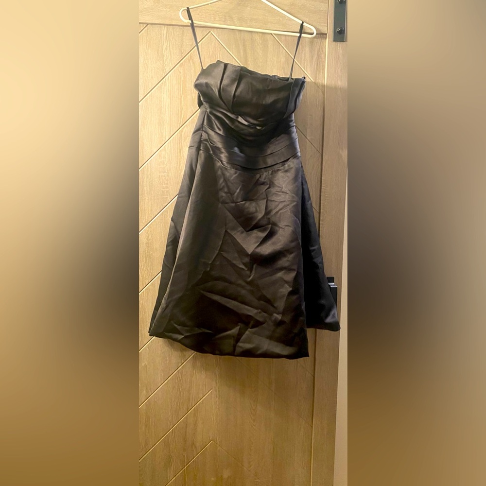 I’m selling a midi dress that is strapless and black.